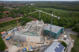  Aus 90 m Höhe kommt die Architektur besonders zur Geltung. 