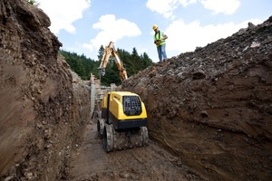  Beim 1595 kg schweren Bomag Mehrzweckverdichter BMP 8500 mit Knicklenkung lässt sich die Arbeitsbreite von 0,61 m auf 0,85 m schnell mit schraubbaren Verbreiterungsringen vergrößernFoto: Bomag 