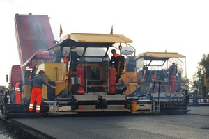  4 Mit seinem 172 KW / 230 PS - Motor ist der Fertiger DF 145 CS mit der Standardbreite von 2,55 m ein echtes Kraftpaket. Angebaut wurde die Bohle EB 51 auf 8,10 mFotos: Dynapac 