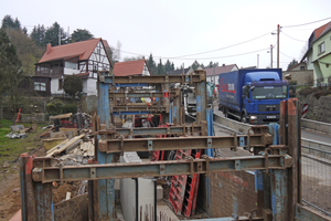  Die Verbaumaßnahme in der Ortsdurchfahrt ist durch eingeschränkte Platzverhältnisse und Arbeiten unter laufendem Verkehr gekennzeichnet. 