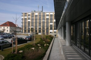  3 Ein neues Erscheinungsbild gibt das sanierte bisherige Hauptgebäude, rechts ein Eindruck der Aussenfassade des Neubaus Fotos: Bauer AG 