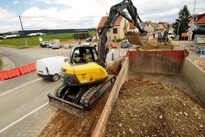  9 Der Oberwagen des Mecalac 714 MC schwenkt im vollen 360°-Kreis innerhalb von 3720 mm Breite; optional sind Stützschild und Seitenversatz des AuslegersFoto: Ahlmann 