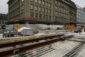  Anspruchsvolles Projekt: Aufgrund der funkgesteuerten Weichen kam bei der Bewehrung der Tramgleise am Berner Bahnhofsplatz keine Stahlbewehrung in Frage. Die GFK-Bewehrung „Schöck ComBAR“ erwies sich als geeignete AlternativeFoto: Schöck Bauteile GmbH 