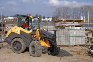  2 5,2 t schwerer Ahlmann AX 85 mit ASAP-Einzelhubarm (ASAP = Ahlmann Single Arm Power) für hohe Reißkräfte, schnelle Kippzeiten und gute Sicht auf Anbaugeräte 