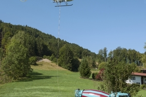  Der Hubschrauber bringt den leeren Betonkübel zum Fahrmischer und holt einen bereits gefüllten Kübel wieder ab 