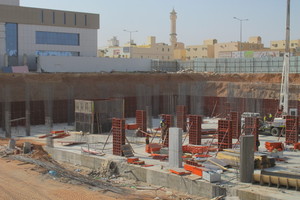  Der Einsatz der Universalschalung Raster trägt auf der Baustelle in Riad zur Kostenreduzierung und Qualitätsverbesserung im Betonbau bei. 