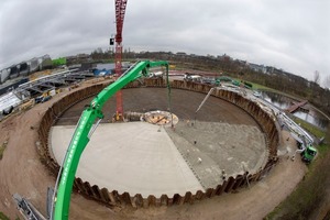  oben: Aufgrund der beengten Platzverhältnisse pumpte zeitweise eine Betonpumpe den Transportbeton über eine Rohrleitung in die Mastpumpe, die dann den Beton einbrachteunten: Innerhalb von knapp 40 Stunden betonierte die Baufirma Scharnagl die Bodenplatte an einem StückFotos: Heidelberger Beton/Fuchs 