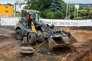  links: Der Ahlmann AF 1200 überzeugt durch Leistung und Wendigkeit auch in beengtem Terrain mit unterschiedlichem Gefällerechts: Polier Martin Baecker ist rundum zufrieden mit Funktion, Bedienung, Technik und Übersichtlichkeit des AF 1200 