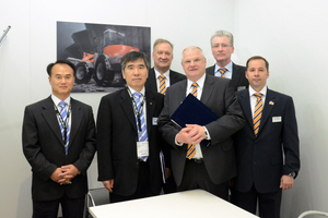 Vertragsunterzeichnung auf der bauma 2013 - Hyundai Heavy Construction Equipment Division wird nun die von Atlas Weyhausen gefertigten Verdichtungsgeräte unter eigenem Namen in schnell wachsenden Baumaschinenmärkten in Schwellenländern vertreiben 