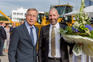  Stefan Lanio, Niederlassungsleiter Zeppelin Köln, nimmt die Glückwünsche von Wolfgang Clement, ehemaliger Ministerpräsident des Landes Nordrhein-Westfalen und von 2002 bis 2005 Bundesminister für Wirtschaft und Arbeit, entgegen. 