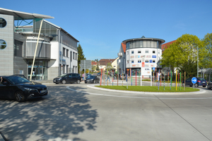  links: Durch den Umbau wurde der Verkehrsfluss in der Ortsdurchfahrt Brackenheim deutlich gesteigert. Optische Akzente in allen drei Kreisverkehren setzen die bunt bemalten Stangen, die auf die Landesgartenschau in Öhringen hinweisen. 