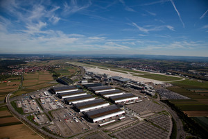  Luftansicht der Messe Stuttgart: Der ursprüngliche Planungsentwurf sieht auf der Nord- und Südseite die gleiche Hallenzahl vor.  