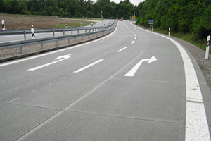  Eine mit Whitetopping reparierte Straßenfläche vor der Freigabe für den Verkehr 