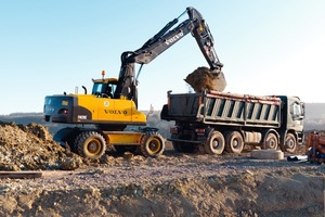  Als „extrem mobil, extrem vielseitig, extrem produktiv“ bezeichnet Volvo CE seine Mobilbagger wie den EW210C mit satellitengestütztem Telematiksystem als Standardausrüstung 