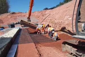  Gabionenaufbau und Einbau der Geogitter: Der schichtweise Aufbau erforderte ständige Abstimmung der Gabionenbauer mit der für die Geogitter und die Hinterfüllung zuständigen Erdbaufirma 