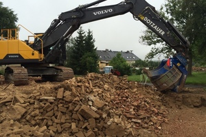  Die Lengenfelder Recycling und Abbruch GmbH nutzt beim Wiedereinbau von Material einen Sieblöffel RT 2500. 