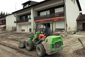  Der Avant 760i bei Aufräumarbeiten auf Gehwegen und Straßen im bayrischen Simbach. 