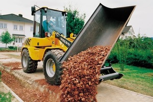  Schneller, sauberer und genauer als mit dem Bagger-Tieflöffel oder –Greifer übernimmt ein Radlader, hier ein Volvo L30B, mit einer Seitenkippschaufel das VerfüllenFoto: Volvo CE 