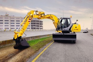  Für das parallele Arbeiten entlang von Leitplanken, Zäunen und neben Straßenrändern erhielt dieser New Holland WE170 einen seitlich verschwenkbaren Ausleger 