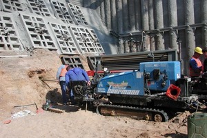  3 Temporäre Sicherung eines breiten Bahndammes: der Bahndamm musste auf voller Breite und in verschiedenen Niveaus mit Ankerplatten auf der Gegenseite des Dammes und mit zielgenauen Langankern dazwischen gesichert werdenFoto und Abbildungen: Bayer 