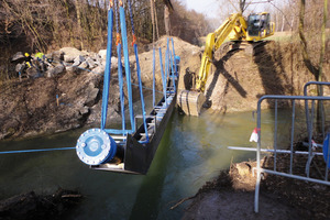  Die zweispurige, ca. 80 m lange Behelfsbrücke gewährleistet während der Bauarbeiten den Durchgangsverkehr 