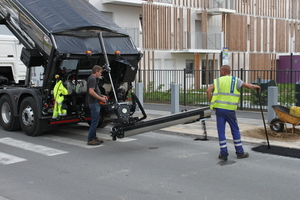  Mit Einsatz eines Asphaltverteilers kann sich die Tagesleistung einer herkömmlichen 5 Mann Kolonne verdreifachen. Oder eine Asphalt-Hand-Einbaukolonne kann mit 2-3 Mann anstatt 5 agieren. 