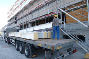  Anlieferung der werkseitig mit Sika Unitherm platinum brandgeschützten Deckenträger. 