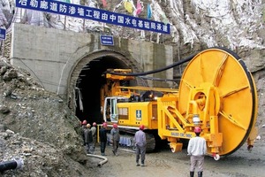  In zahlreichen Varianten wurden Bauer-Schlitzwandfräsen auf unterschiedliche Gegebenheiten eingestellt. In China arbeitete die „Tunnelfräse“ in einem Tunnel an einer Dammabdichtung 