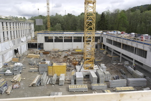  Abb. 4 und 5: Baustelle Neubau der Justizanstalt Salzburg und Umfassungswand mit hohen Sichtbetonanforderungen 