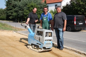  Thomas Ziegltrum schätzt die gute Betreuung durch seinen Ammann-Händler Theisen (links im Bild: Theisen-Berater Reinhold Heigl) und den zuständigen Ammann-Gebietsverkaufsleiter Jürgen Künzel (rechts) 