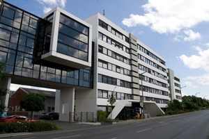  BRZ bietet bereits seit 1968 das Outsourcing der Lohn- und Gehaltsabrechnung an. Im hochmodernen Rechenzentrum, werden jeden Monat die Daten von mehr als 200.000 Arbeitnehmern verarbeitet 