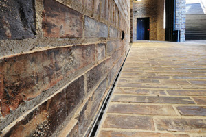  Die Wände des Kolonnadeninnenraums gegenüber dem Museums­eingang sind mit den dezenten Schlitzrinnen Lamina gesäumt. Somit ist eine zuverlässige Entwässerung gewährleistet. 