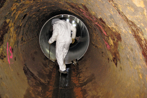  Die Verformungen des Altrohres müssen zunächst mit Hilfe eines Hydraulikstempels rückgängig gemacht werden. 