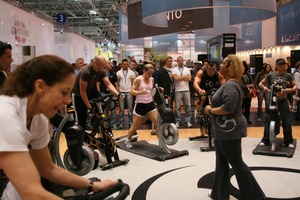  v.l.n.r.: Auf der Weltmesse für Fitness und Gesundheit (FIBO) in Essen lohnt es sich, alles mal auszuprobierenDer mit 48 Magneten ausgestattete Magnetic Health Hoop erzeugt ein Magnetfeld, das zu besserem Stoffwechsel und guter Blutzirkulation führt, letzteres besonders im unteren RückenbereichDas Stepperbike bringt mit viel Spaß Beine und Po „in Shape“ 