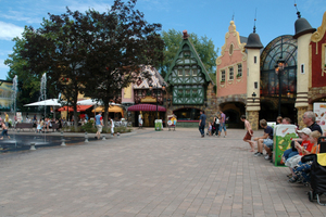  Der natürliche Pflasterbelag Via Natura schmückt auch den Platz der Fontänen mit der rustikalen Häuserzeile sowie mit mehreren Restaurants und Souvenirshops 