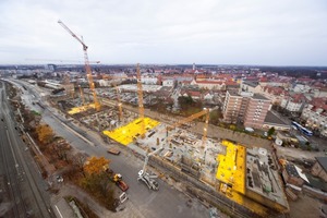  Bild rechts: Insgesamt neun Kräne stehen am Pasinger ICE-Bahnhof. Sechs davon sind in die Baustelle integriert und schaffen später Raum für AufzugskerneBild ganz rechts: Experten aus allen Bereichen agieren auf der Großbaustelle München-Pasing. Hier: Vermesser. Nur durch permanente Kommunikation kann der Projekterfolg sichergestellt werden 