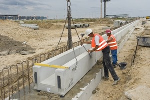  Versetzen der Rinnen-Unterteile zu drei 1100 m langen, parallel verlaufenden Linienentwässerungen des südlichen VorfeldesFoto: Birco 