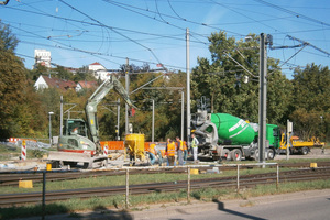  Um die Betonage der Gleise auf Stuttgarts Verkehrsschlagader B27 zu erstellen, stand lediglich der knappe Zeitkorridor von Samstag 15 Uhr bis Montag 5 Uhr zur Verfügung. Dies war nur möglich, weil der Schnellbeton Chronocrete in kurzer Zeit belastet werden kann. 