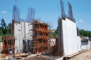  3 Die bis zu 85 kN/m² Frischbetondruck aufnehmende Systemschalung Athlet gab den bis zu 1,75 Meter dicken Wänden Halt. Eine akribische Takt- und Vorausplanung erhöhte die Effizienz der Baustelle deutlich 