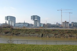  Die so genannten Kranhäuser geben der Silhouette des Kölner Rheinauhafens schon während der Bauphase eine neue Kontur: Die beiden Bürogebäude sind bereits bezogen, im Mai 2010 wird das dritte Kranhaus (re.) fertig gestellt 