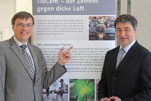  Bei einem parlamentarischen Frühstück in Brüssel stellte HeidelbergCement, vertreten durch Produktmanager Volker Hanke und Vorstandsmitglied Daniel Gauthier (v.l.), die Möglichkeiten photokatalytisch aktiver Betonprodukte vorFoto: HeidelbergCement/Fuchs 