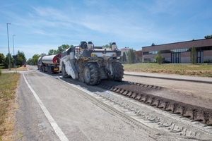  Beim Kaltrecycling produziert der Wirtgen WR 240i hochwertige Tragschichten unter 100%-iger Wiederverwendung des vorhandenen Materials. Mit den Schneidwerkzeugen der GENERATION Z und HT22 erfolgt die Sanierung der Fahrbahn noch wirtschaftlicher. 