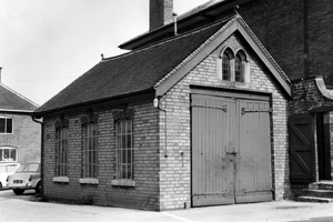  1945: In dieser Garage in Uttoxeter begann die Erfolgsgeschichte von JCB. 