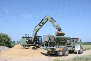  Der Sand wird mit Cat Kettenbaggern 323EL auf Dumper oder Terra Gator verladen 