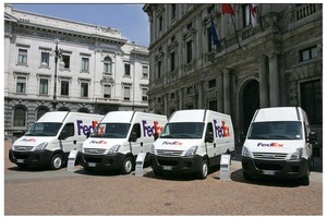  v.l.n.r.: Im letzten Jahr startete Iveco gemein-sam mit FedEx einen Test mit 10 Daily mit diesel-elektrischem HybridantriebBei Transportern mit Erdgasantrieb, wie hier beim Volkswagen Caddy, wird das Erdgas zu-meist in Flaschen unter dem Fahrzeug gespei-chert – Laderaum geht so nicht verlorenBeim Hybrid-Antrieb – hier in einem Merce-des Sprinter – puffert ein Elektromotor die Bremsenergie, um sie bei Leistungsspitzen wieder abzugeben 