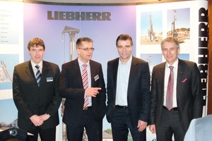  Gern traf sich Heiner Brand (3.v.l.) mit Joachim Strobel, Geschäftsführer Liebherr-Hydraulikbagger GmbH (2.v.l.), Werner Seifried, Liebherr-Hydraulikbagger GmbH (li.) und dem 1. Vorsitzenden des VDBUM, Peter Guttenberger, zum Fototermin am Liebherr-StandFotos: VDBUM 