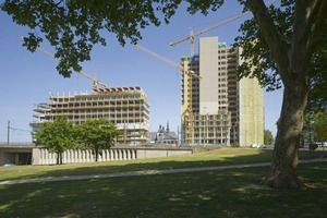  v.l.n.r.: Bauen im Bestand: Das aus den Bauteilen Turm, Riegel und Sockel bestehende Bürohochhaus „maxCologne“ wird bis 2012 vollständig entkernt, umgebaut und vergrößertEine besonders sichere Lösung wurde zur Herstellung einer Aufstockung am Bauteil Riegel gefunden 