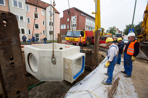  Das 24-Tonnen-Schachtbauwerk wird passgenau in den Untergrund des Osnabrücker Stadtteils Sonnenhügel eingesetzt 