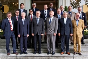  Vorstandsmitglieder und Obleute der Gremien der Deutschen Bauchemie in Lindau (vorne v.l.): Steffen Rüdiger, Johann J. Köster, Dr. Karl Hermes, Dr. Alfred Kern (Vorstandsvorsitzender), Norbert Schröter (Hauptgeschäftsführer), Dieter Poech (Ehrenvorsitzender); 2. Reihe v.l.: Dr. Michael Jung, Dr. Jochen Billecke, Joachim Straub; hintere Reihe v.l.: Dirk Sieverding, Dr. Claus-Michael Müller, Prof. Dr. Josef Felixberger, Hans-Jürgen Kuhl, Dr. Erhard Jacobi, Dr. Stefan Kühner und Dr. Rüdiger Oberste-Padtberg 