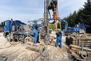  v.l.n.r.: 204 Bohrungen mit einem Durchmesser von 150 mm und einer Tiefe von 200 m müssen für die Erdwärmesonden erstellt werdenDer von HeidelbergCement speziell für die Einbettung von Erdwärmesonden entwickelte, hoch wärmeleitfähige Verfüllbaustoff ThermoCem Plus sorgt für die Hinterfüllung und gleichzeitige Abdichtung sämtlicher Sonden der GeothermieanlageHerstellung der Suspension unter Verwendung eines KolloidalmischersFotos: HeidelbergCement 